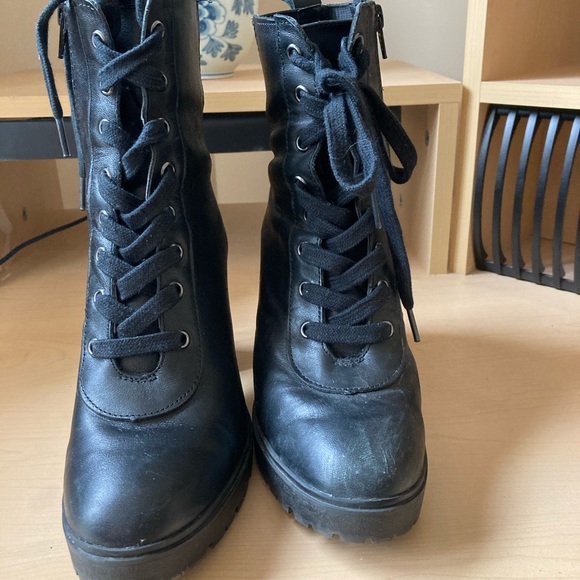 STEVE MADDEN LACE UP BOOTS - Picture 3 of 3